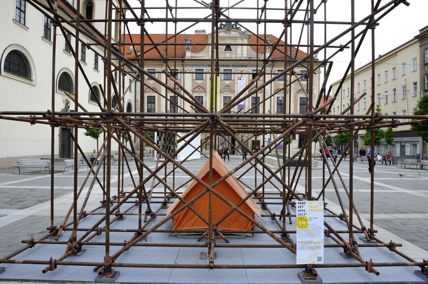 Richard Fajnor - 22 let ztracených iluzí, instalace, objektový happening, Moravské náměstí